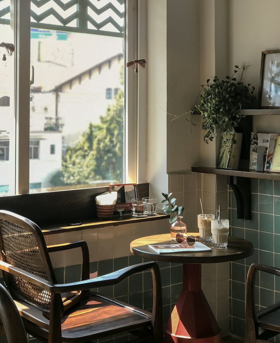 Góc ngồi cạnh cửa sổ trong một quán cà phê ở TP. Hồ Chí Minh